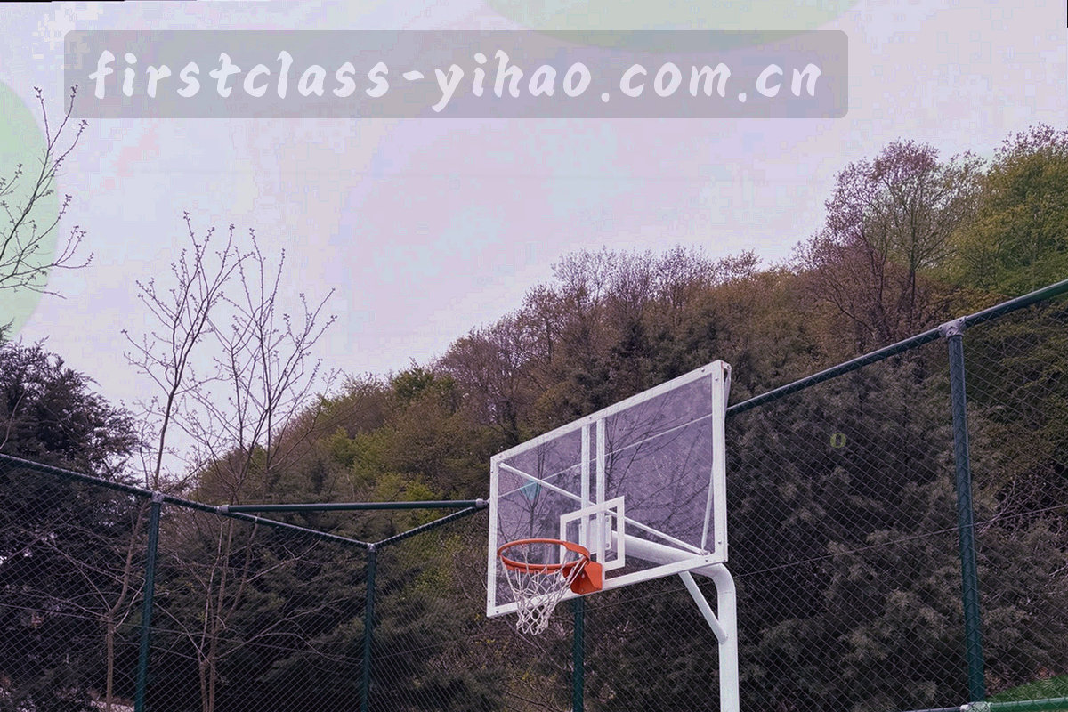 服务人员蹲在老旧小区楼道里检查管道井的手持视角